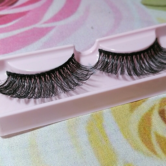 *OUT OF STOCK* C1 Va-Va-Lash Lashes by Lash Levels - Picture 4 of 5